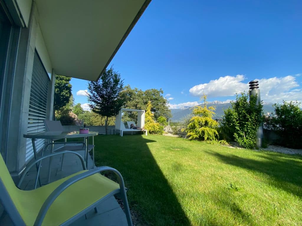 Terrasse avec pelouse