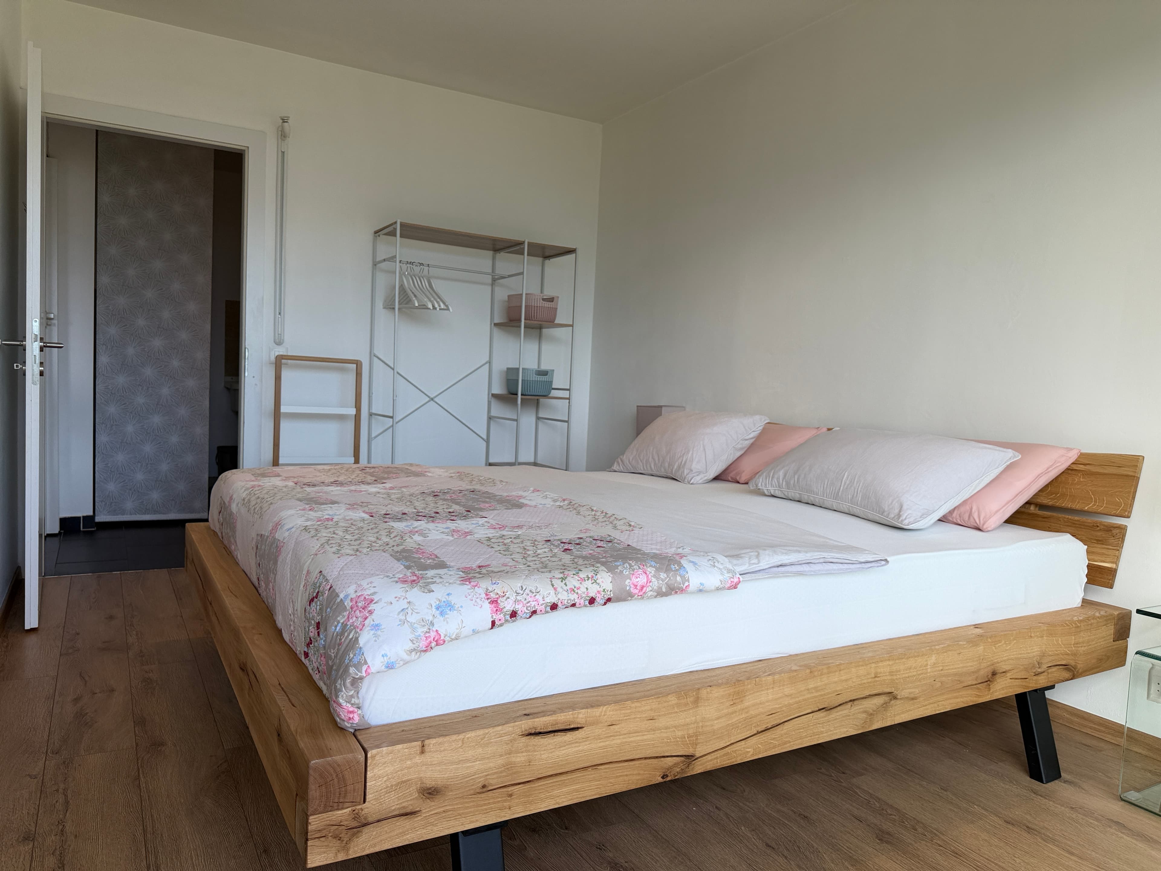 Schlafzimmer mit Holzbett und Stauraum