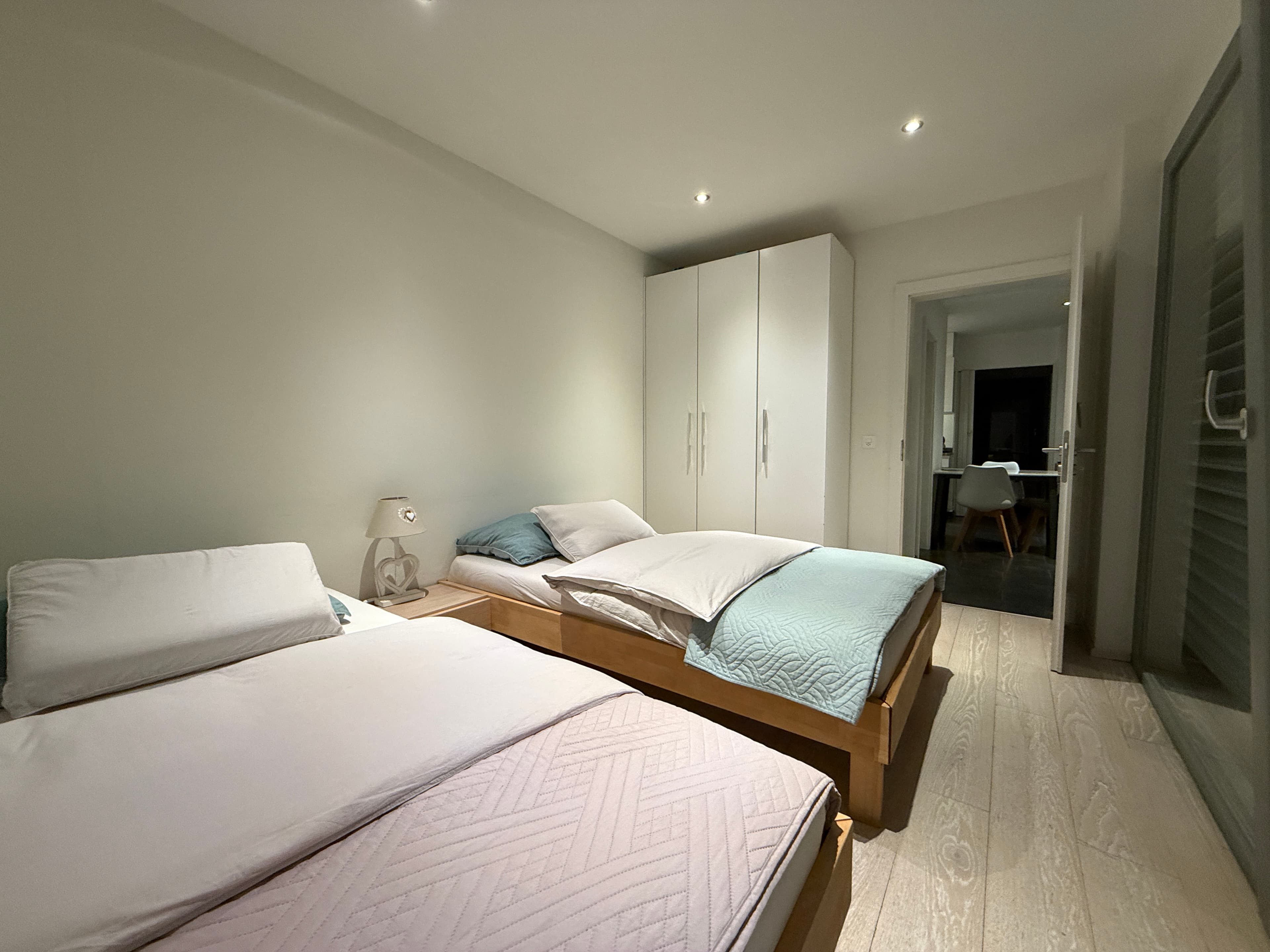 Zweites Schlafzimmer mit zwei Betten und Schrank
