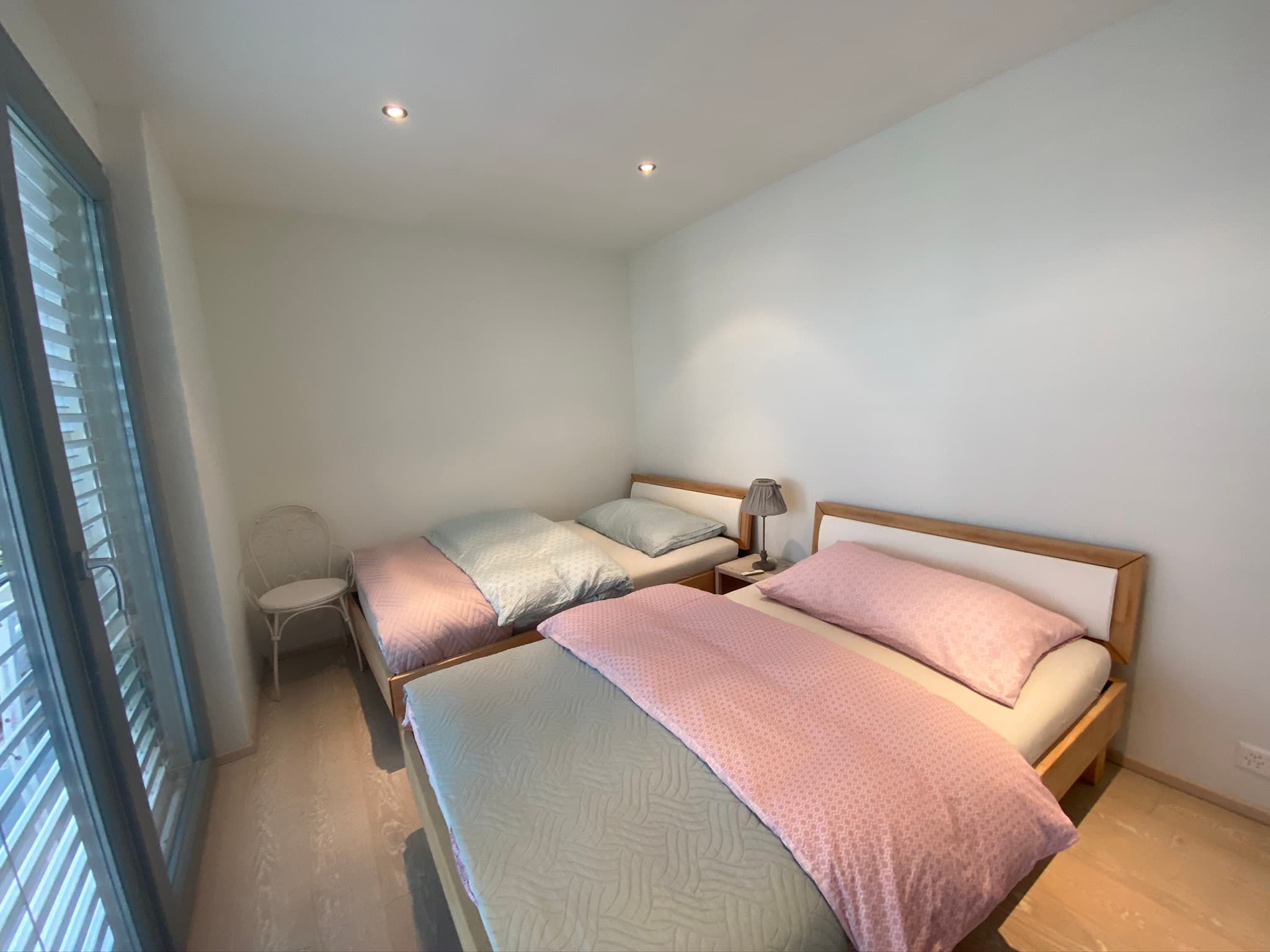Schlafzimmer mit zwei Einzelbetten
