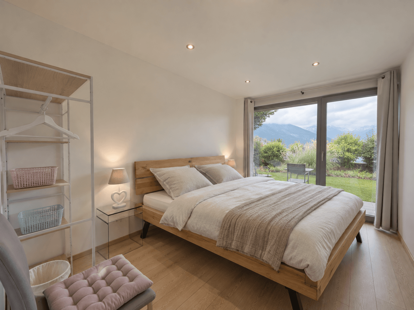 Chambre avec baie vitrée et vue sur les montagnes