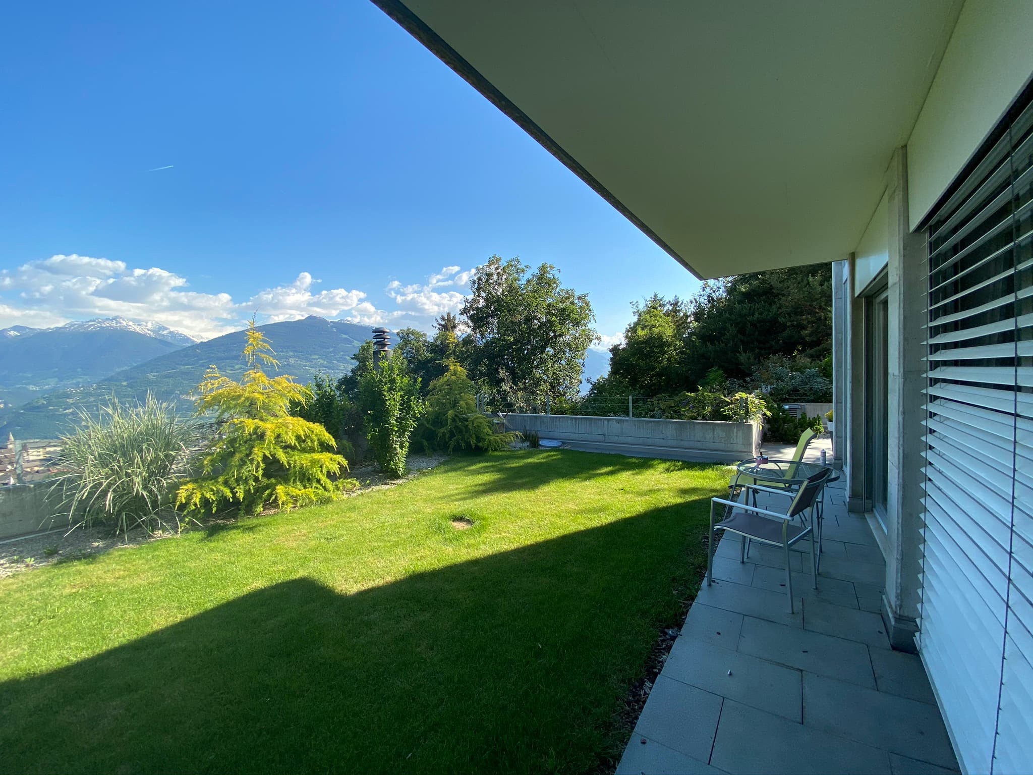 Terrasse ombragée ouverte sur la vallée