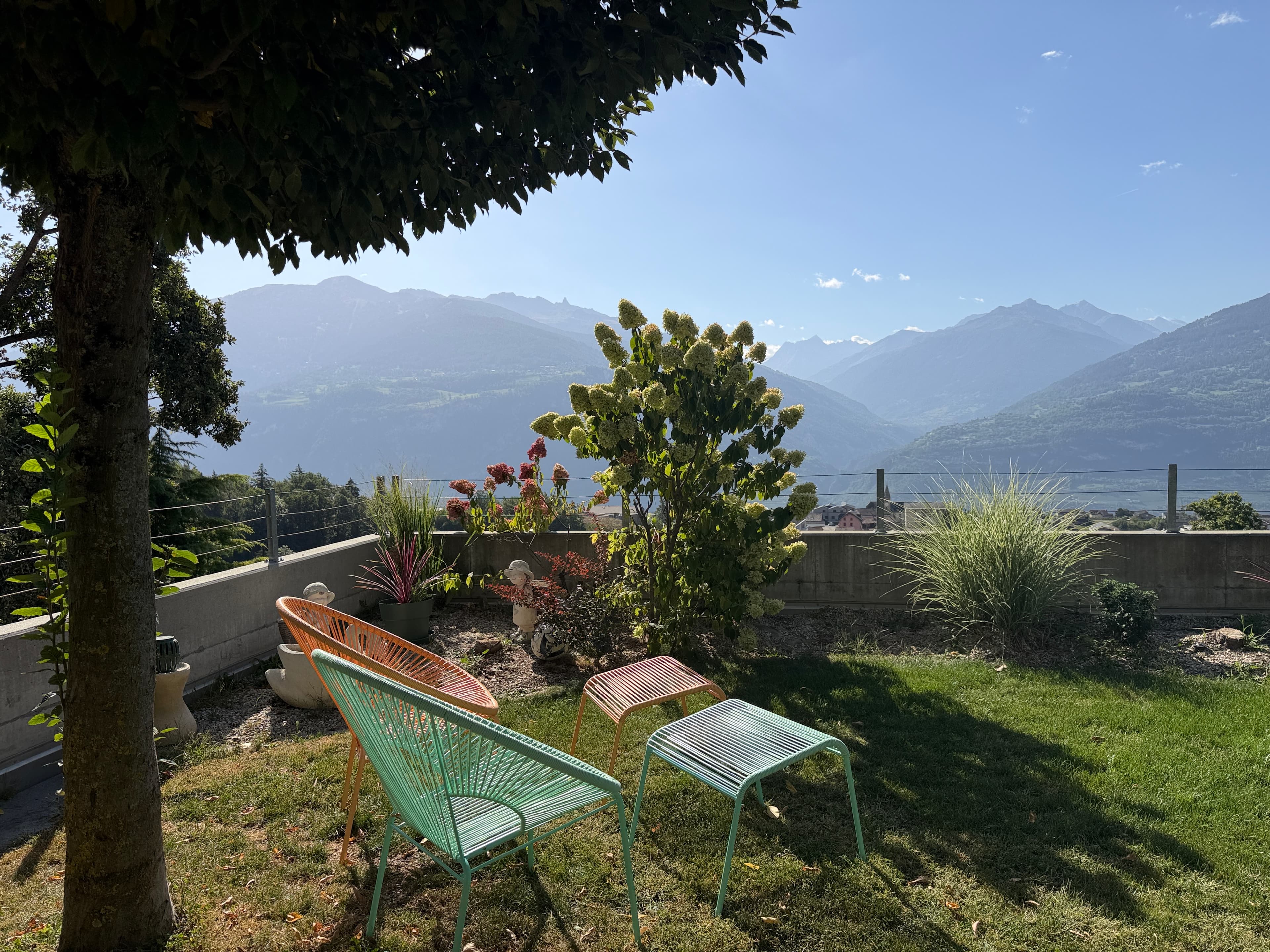 Coin salon de jardin avec vue sur les Alpes