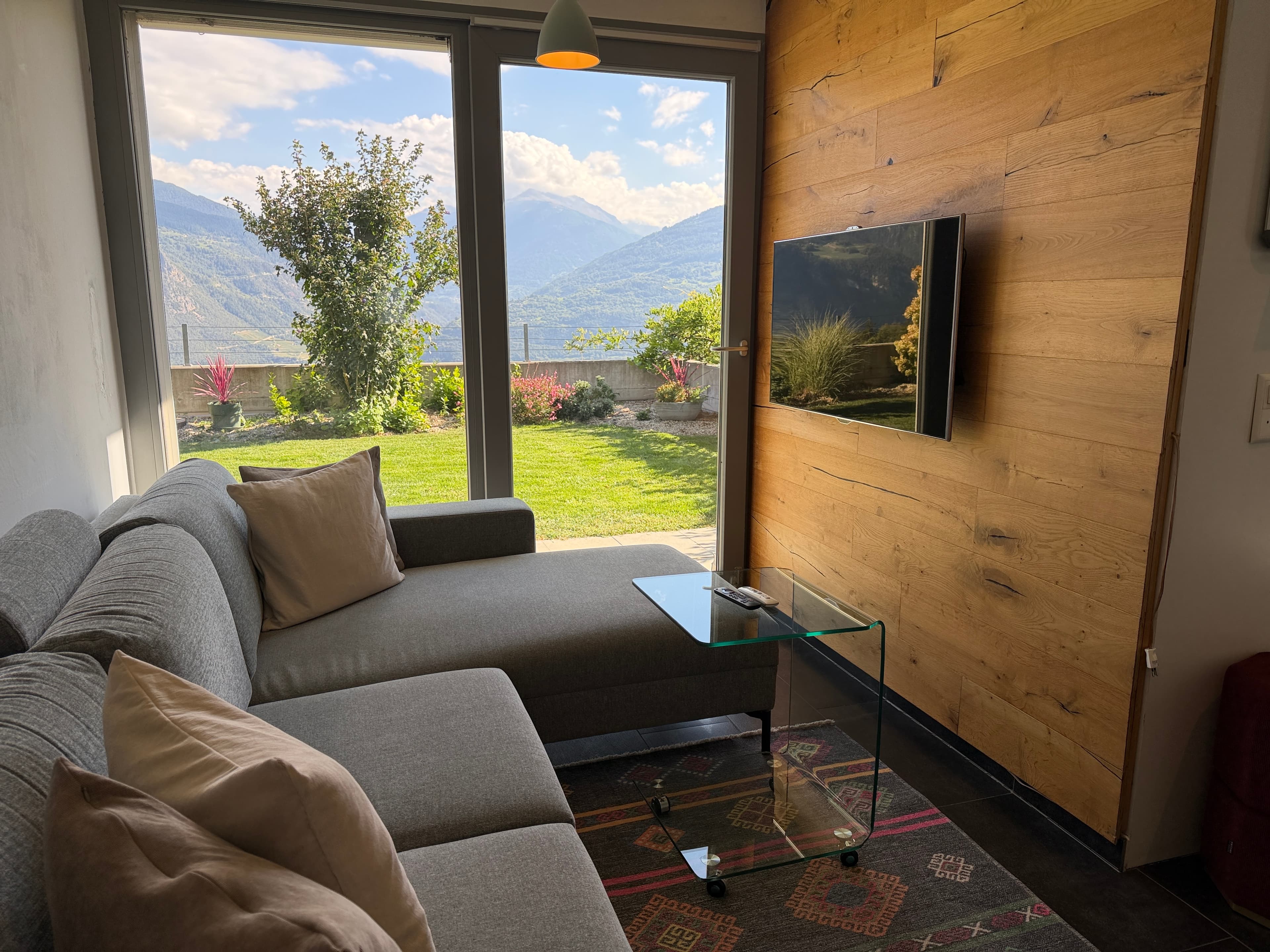Salon avec vue sur les Alpes