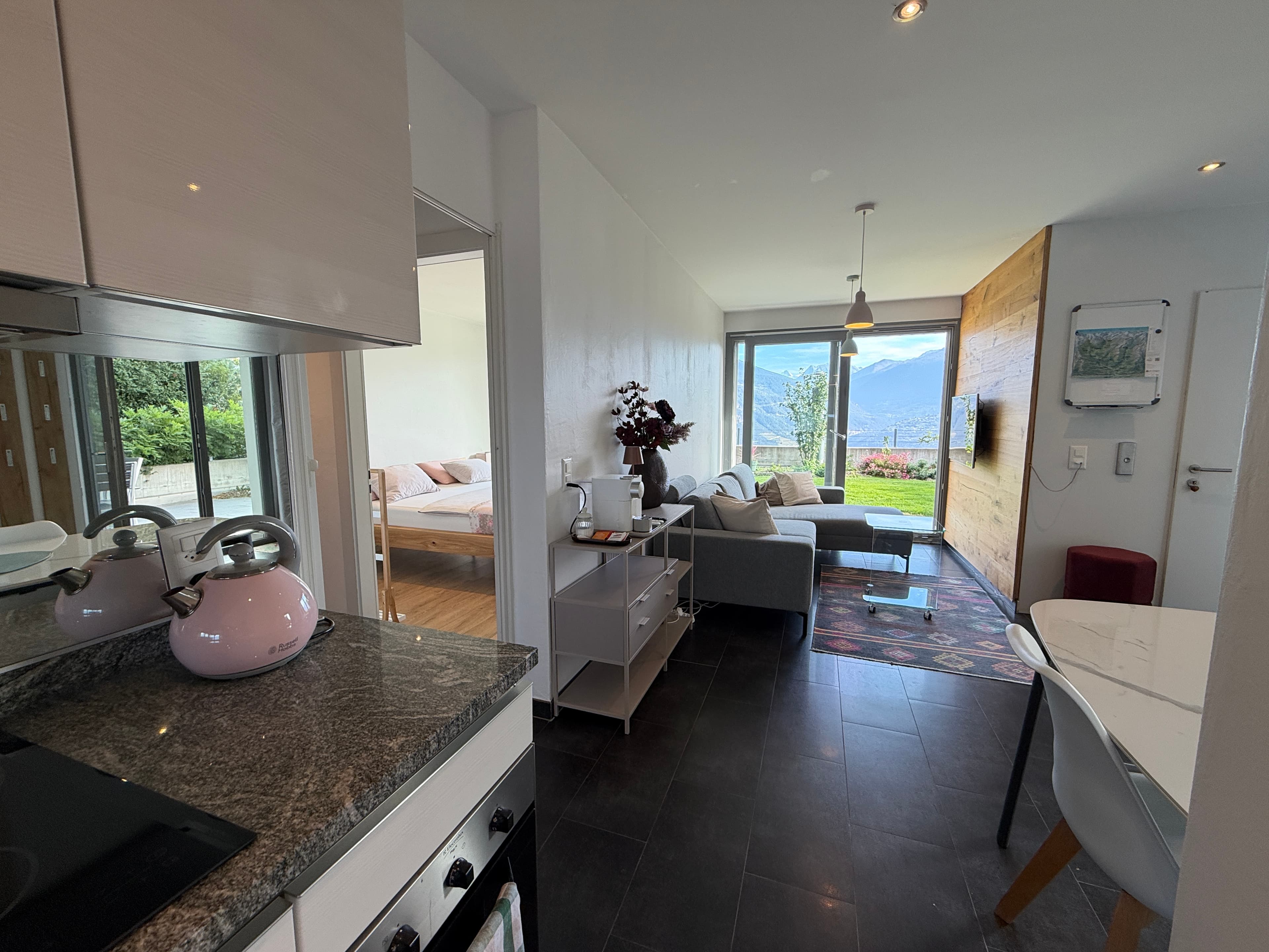 Küche offen zum Wohnzimmer und Alpenblick